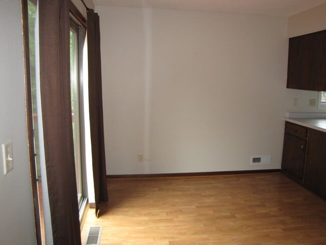 Building Photo - Great location *4Bed*2Bath home in Cottage Grove. Avail NOW.