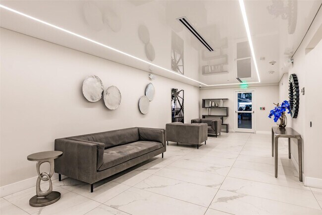 Building Photo - 340 Sunset Dr