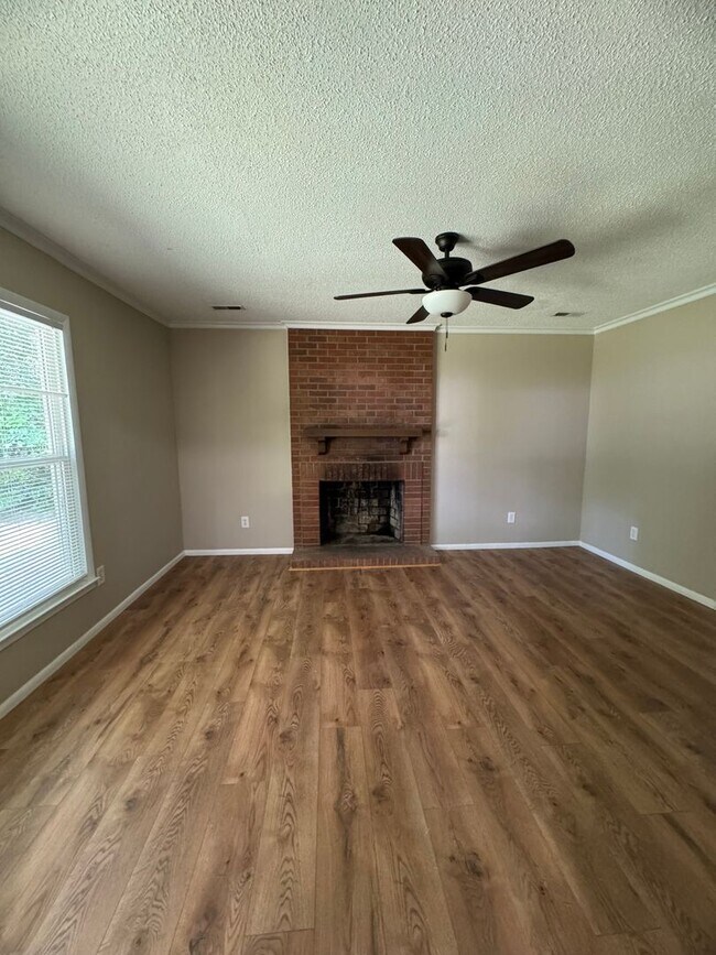 Building Photo - Charming 3 BR 1.5BA Brick & Vinyl Ranch