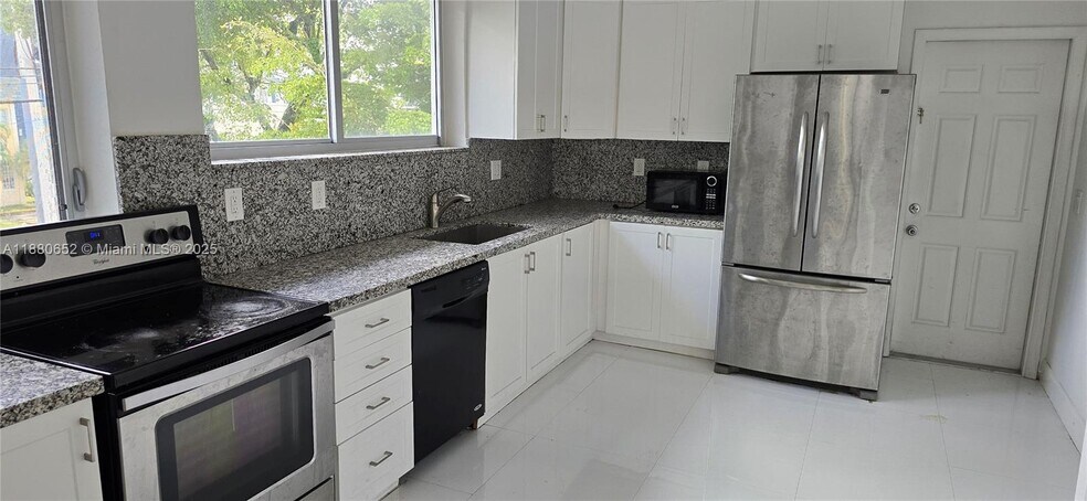 Building Photo - 3915 Ponce de Leon Blvd