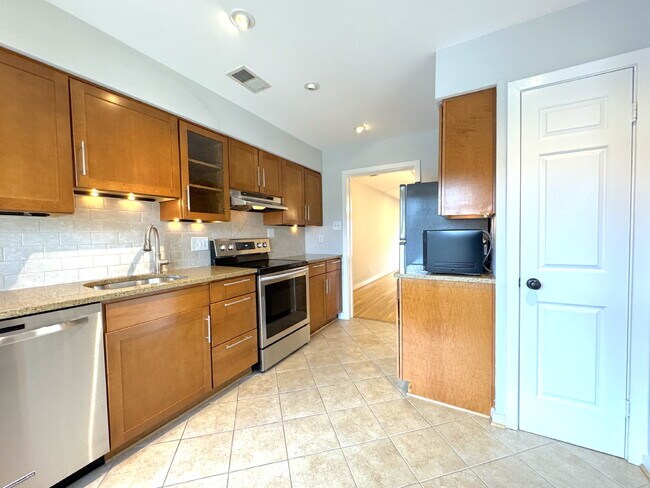 Building Photo - Premier Del Ray Townhome: Steps from The Avenue