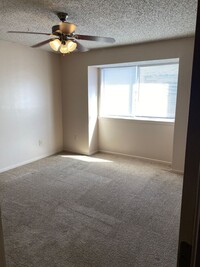 Building Photo - 2 bedroom 2 bath town home in a gated comm...