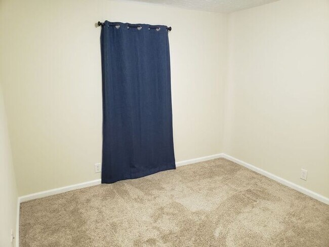 Building Photo - South Nashville Flat Overlooking Pool