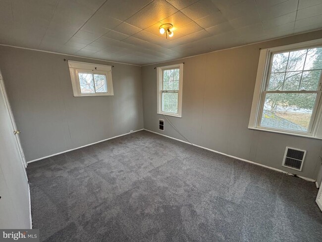 Building Photo - 365 E Springfield Rd