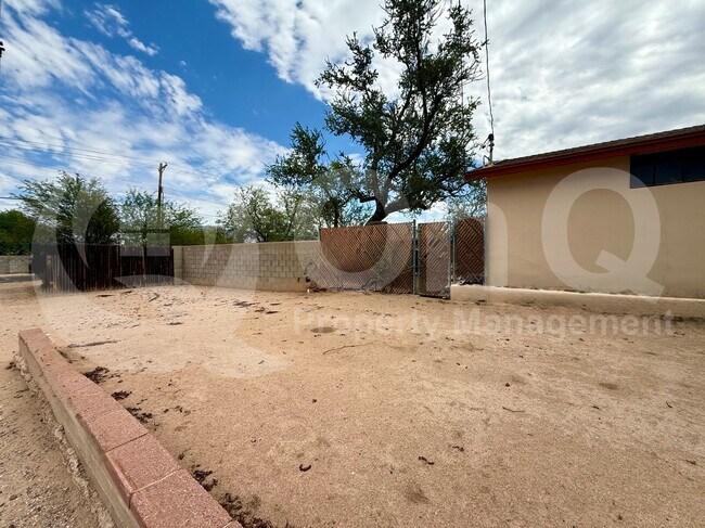 Building Photo - 2760 N Palo Verde Ave