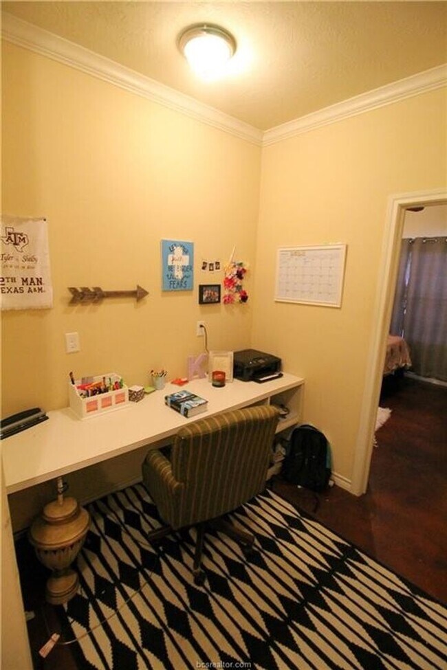 Primary Photo - Spacious 4 Bedroom, 3 Bathroom House in Ho...