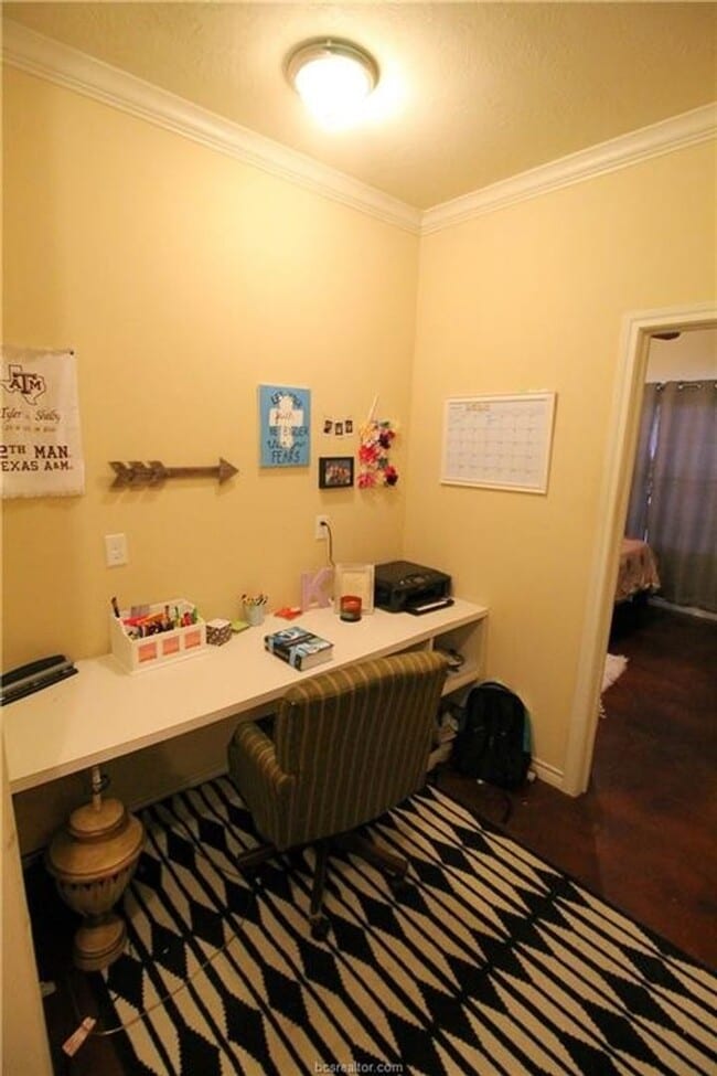 Building Photo - Spacious 4 Bedroom, 3 Bathroom House in Horse Haven!