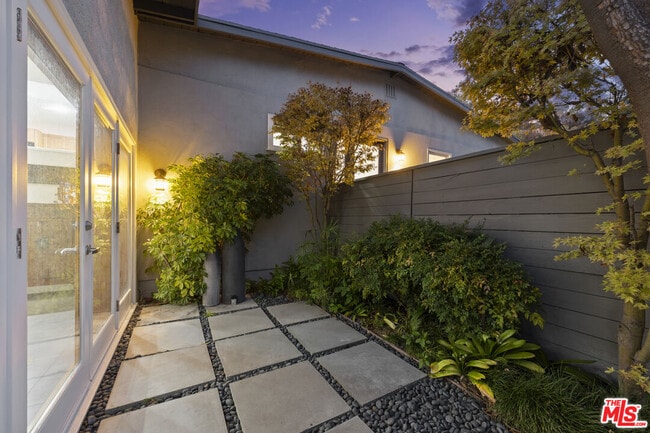 Building Photo - 2601 Nichols Canyon Rd