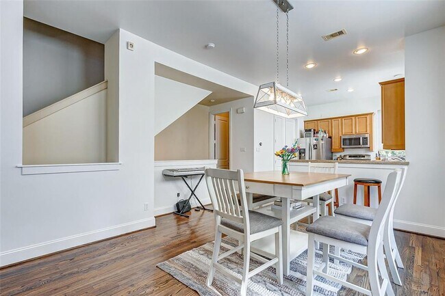 Building Photo - Bright and spacious townhome with a beautiful rooftop terrace to relax.
