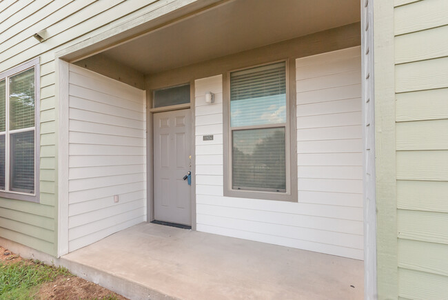 Building Photo - 2 Bedroom, 2.5 Bath Condo Off of East Rive...