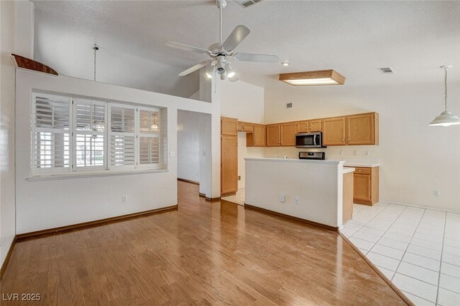 Building Photo - 114 E Tamarack Dr