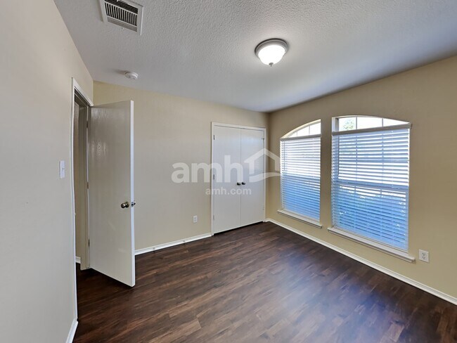 Building Photo - 106 Logan Ln