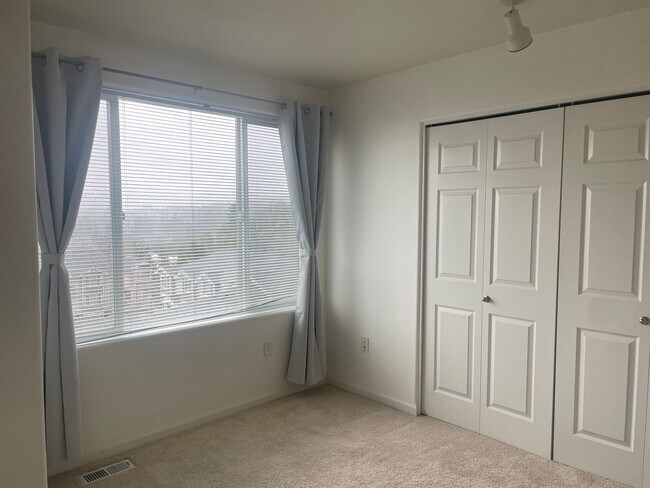 Building Photo - Beautiful Murray Hills Condo Townhome Now ...