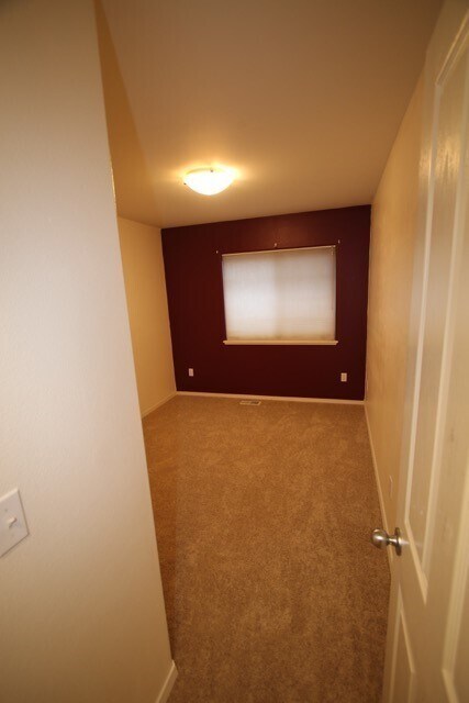Building Photo - 3 Bedroom Condo close to JBER and Shopping!