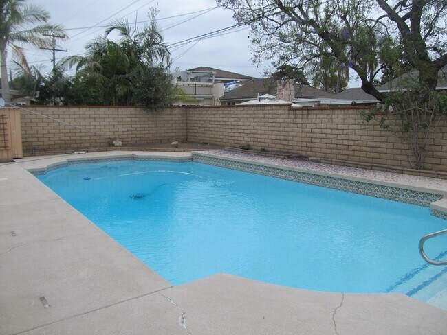 Building Photo - 522 E Collins Ave