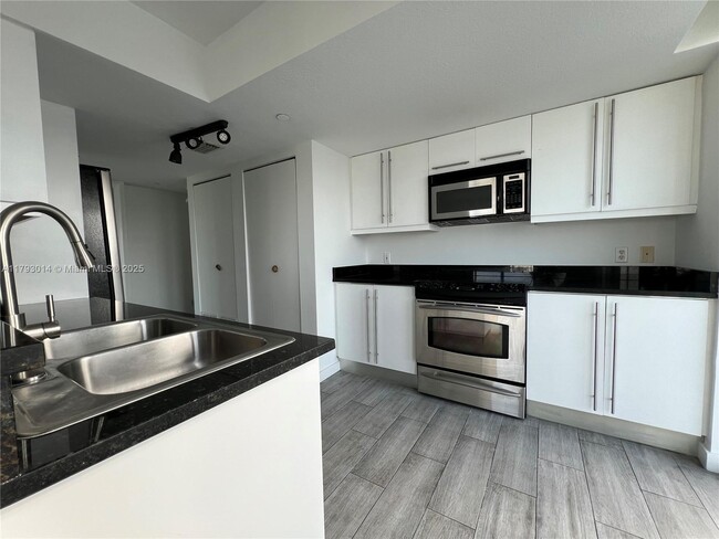 Building Photo - 7600 Collins Ave