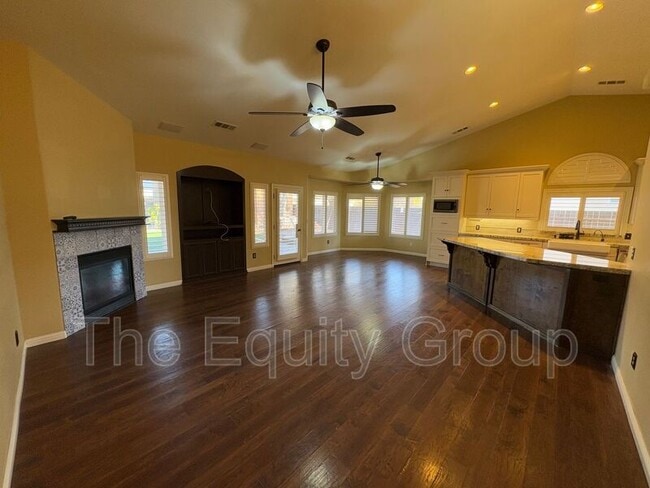 Building Photo - 2650 W Oakridge Ave