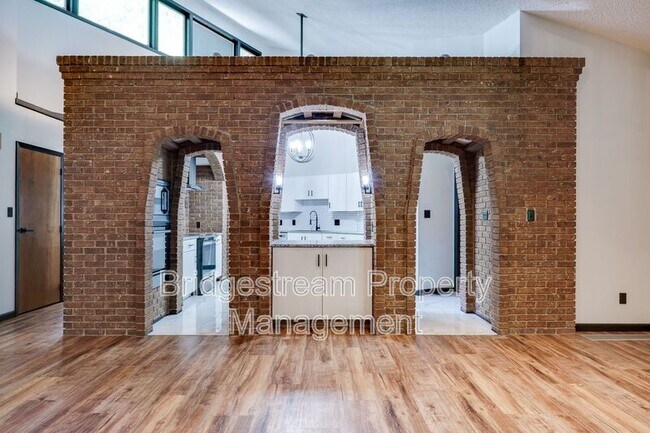 Building Photo - 1382 Hickoryview Ct
