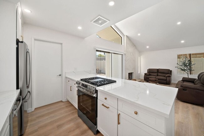 Building Photo - Fully remodeled luxury 3 bedroom 2 bathroom home with 2 car garage