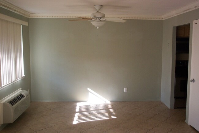 Dinette - 424 Carpenter Avenue