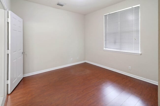 Building Photo - 143 Greenwich Cir