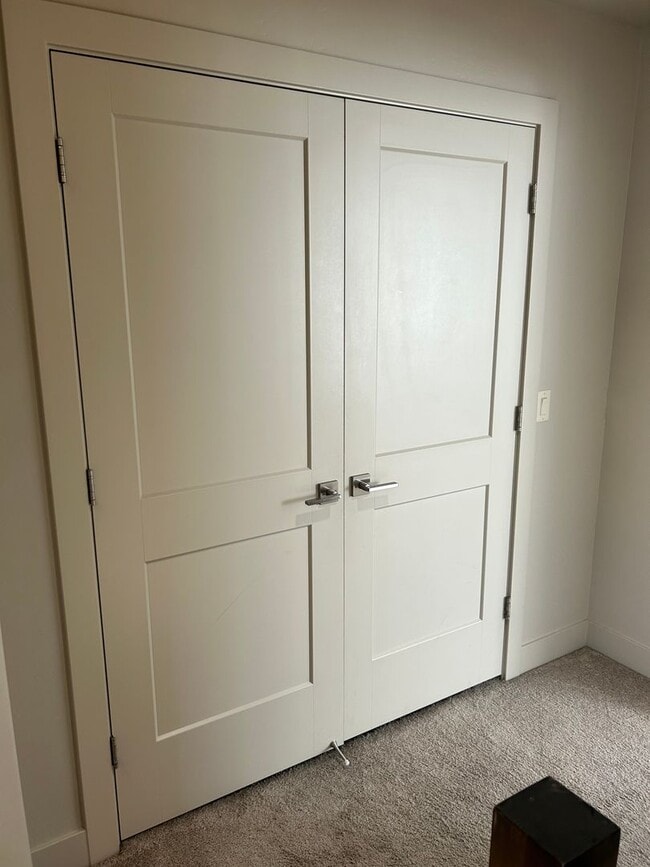 Building Photo - BEAUTIFUL TOWNHOME!