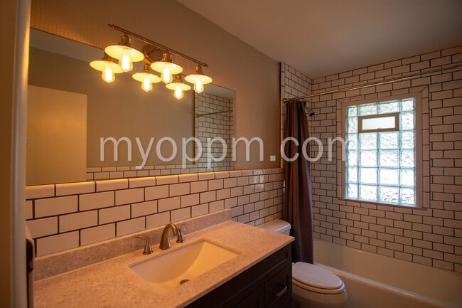 Building Photo - Spacious 4 Bed 2 Bath Home!