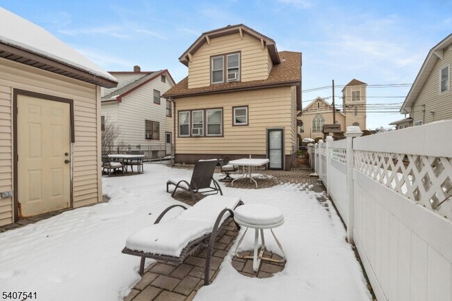 Building Photo - 199 E 7th St