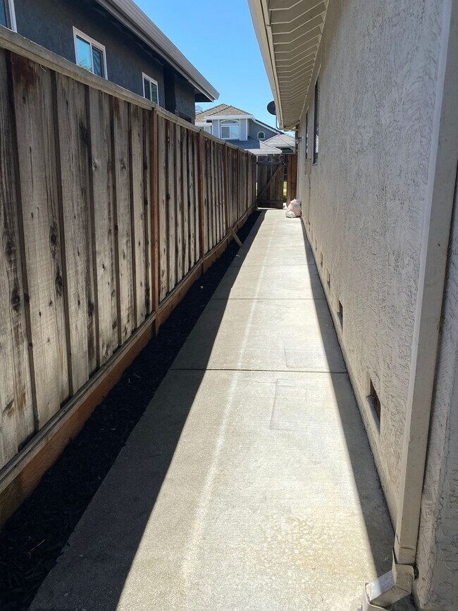Building Photo - Pleasanton 3 Bd./2 Bath, Lots of Light, Top Rated Schools, Close to 580/680, Shopping & Restaurants