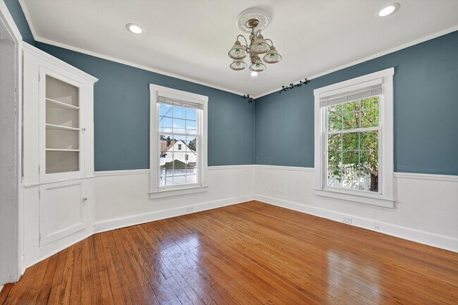 Building Photo - OPEN HOUSE on Sunday Feb 15th from 12 - 2 PM  Turn-key Ready 3 BR 1 BA in Newburgh, NY -$2700