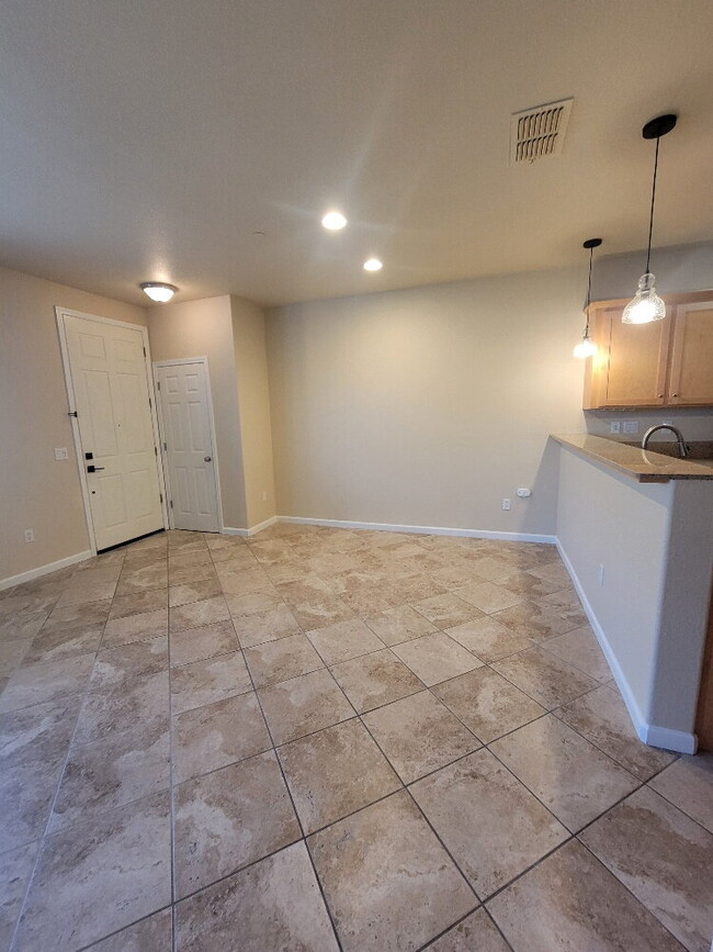 Building Photo - Gorgeous Condo in the heart of Folsom Community