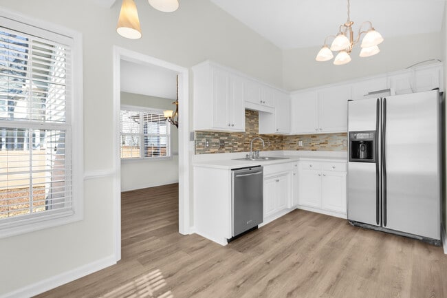 Building Photo - 705 E Hightree Ln