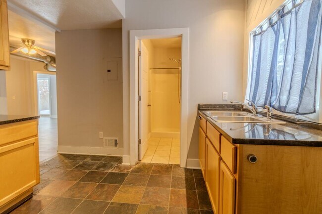 Building Photo - 933 E Front St