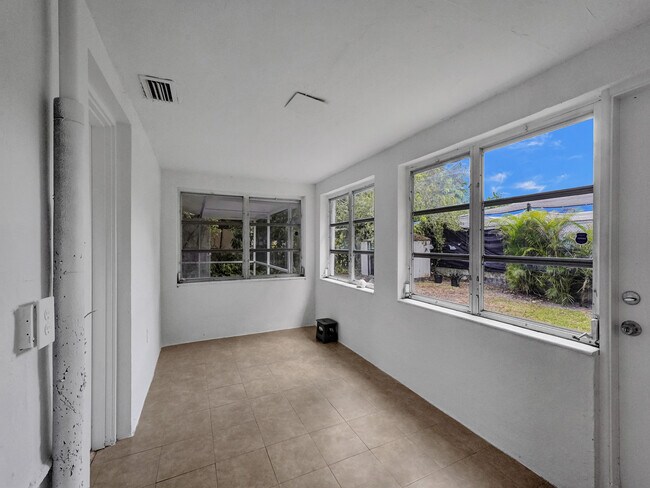 Building Photo - 3226 Oak Ave