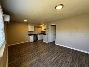 Building Photo - "Charming 1-Bed Retreat: Cozy 500 Sq Ft Haven in Edmond near UCO!"