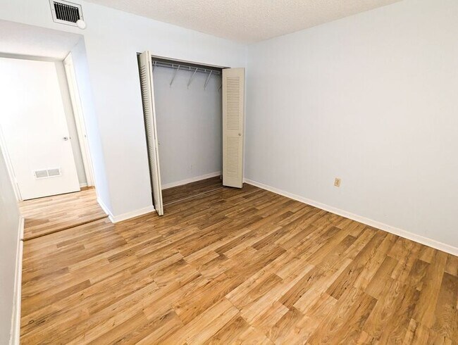 Building Photo - 160 Live Oak Woods Ct