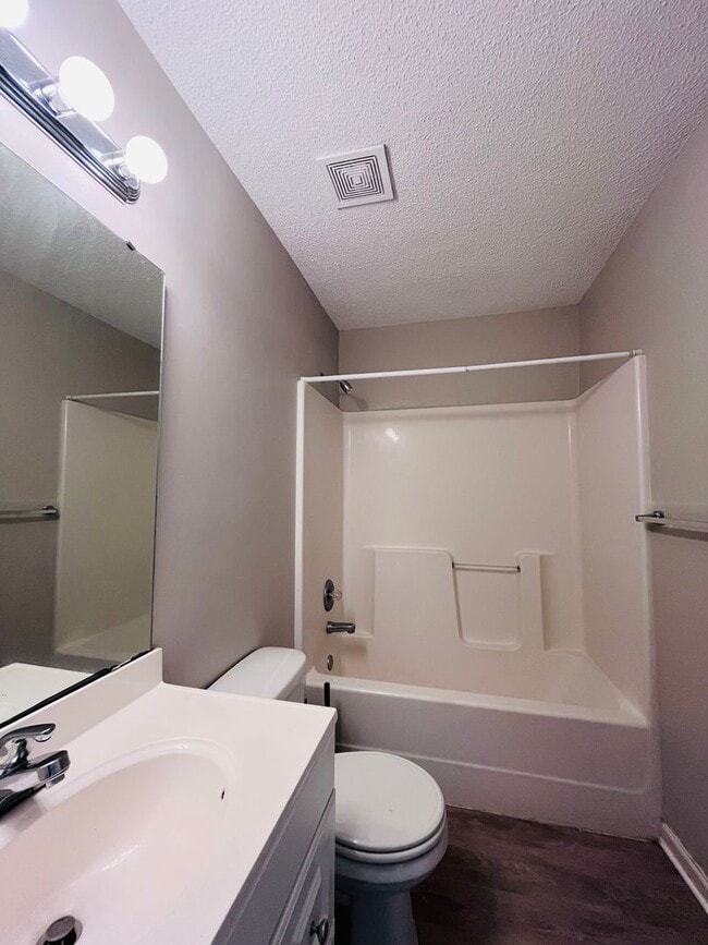 Building Photo - 3 BR/ 2 BA townhome located in Lakeshore E...