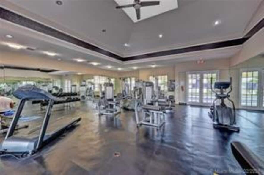 Building Photo - 2831 N Oakland Forest Dr