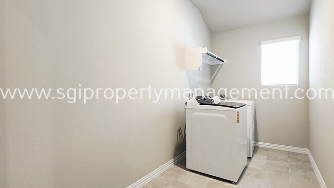 Building Photo - 417 Stagg St