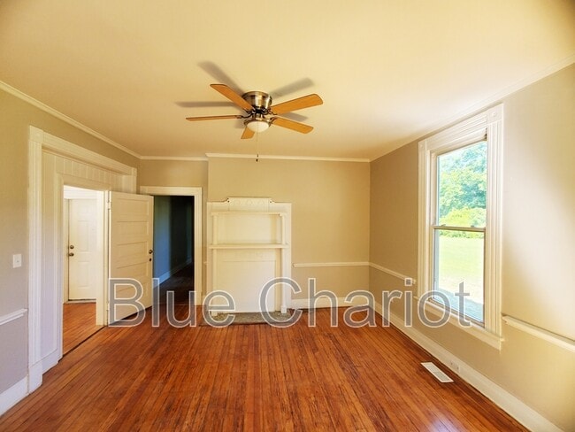 Building Photo - 303 Broad St W