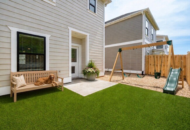 Building Photo - 3 Bedroom with Garage and Fenced Backyard!