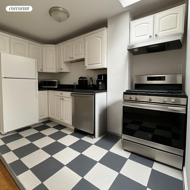 Building Photo - 349 W 30th St