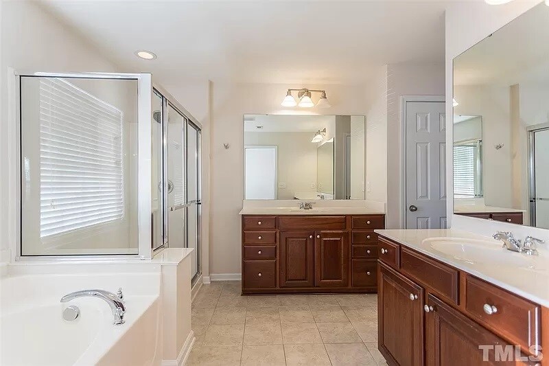 Large en suite bath - 2636 Laurelcherry St