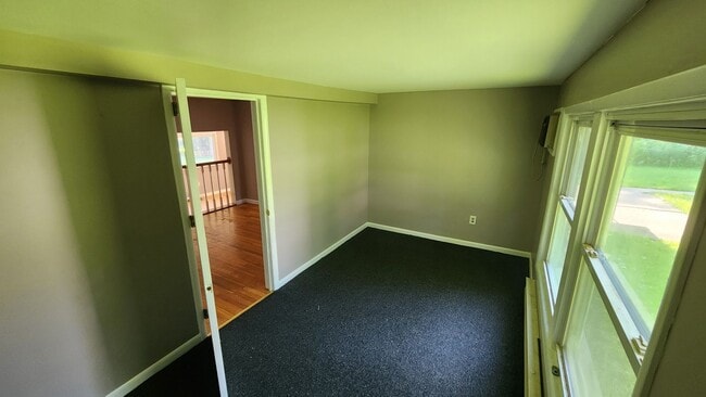 Building Photo - 3 bedroom 1 bathroom