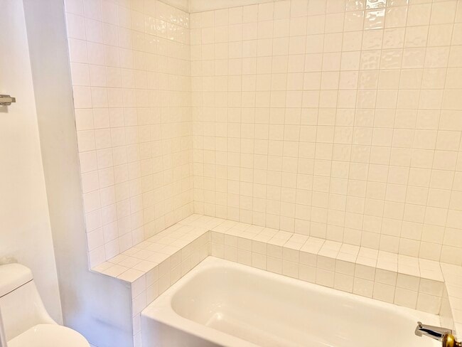 Building Photo - 909 Suffolk Ct