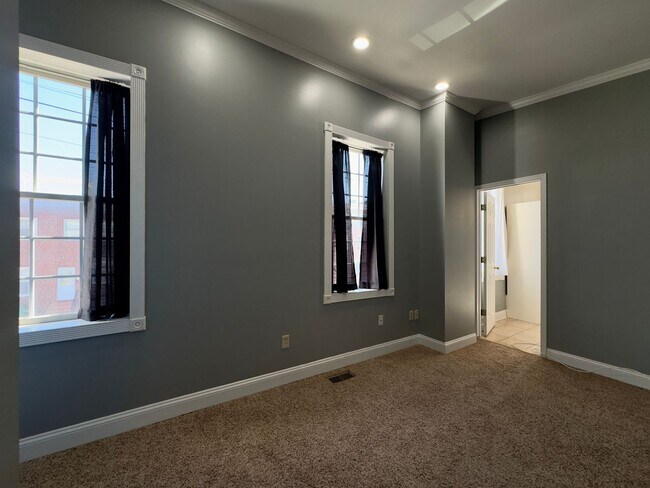Building Photo - Charming 2Bed/2.5Bath in Washington Vilage - Extra Space in the Basement