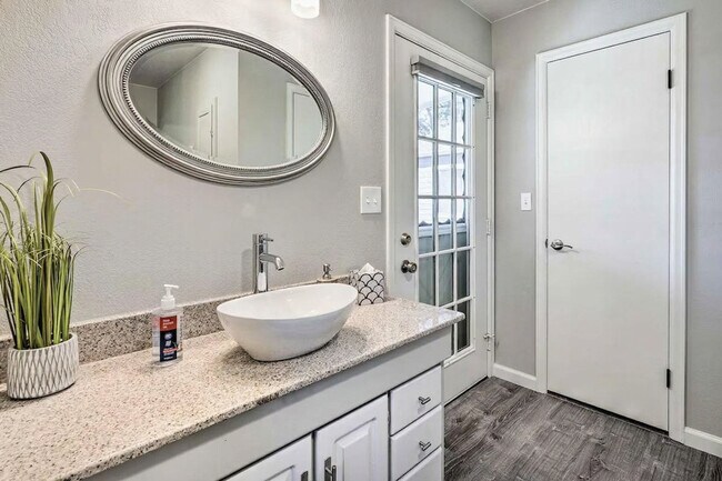 Building Photo - 1217 Falcon Ave