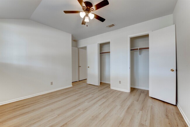 Building Photo - 3218 Crestdale Dr