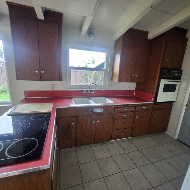 Building Photo - 1924 Diamond Ct