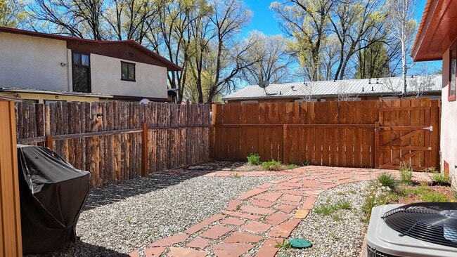 Building Photo - 127 Oakley Ln